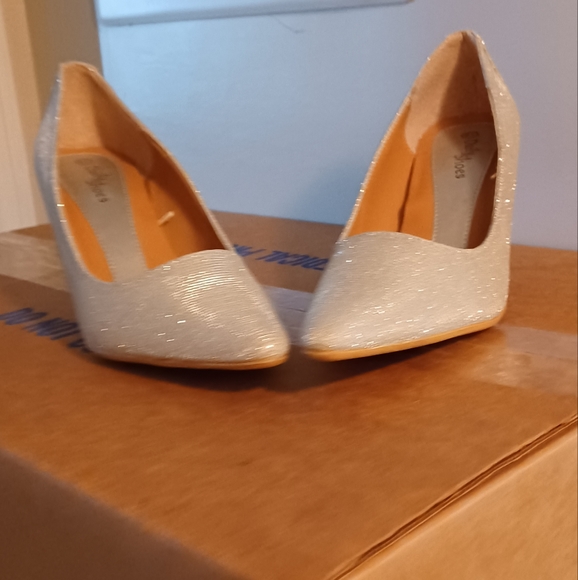 beautiful silver glitter shoes - Picture 3 of 3